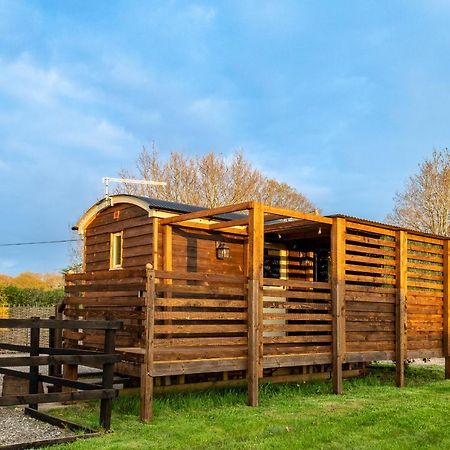 Hillside View Shepherds Hut - Ockeridge Rural Retreats Little Witley 외부 사진