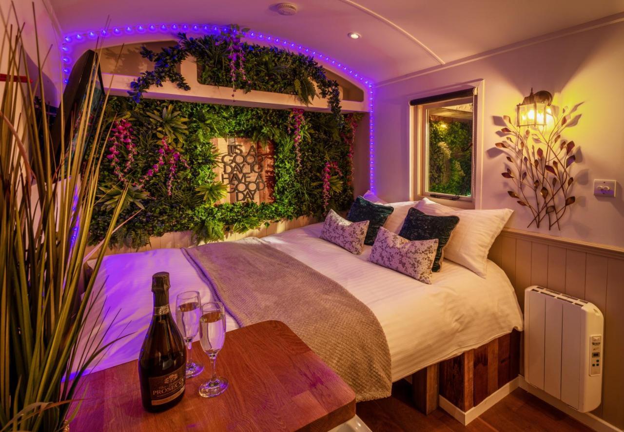 Hillside View Shepherds Hut - Ockeridge Rural Retreats Little Witley 외부 사진