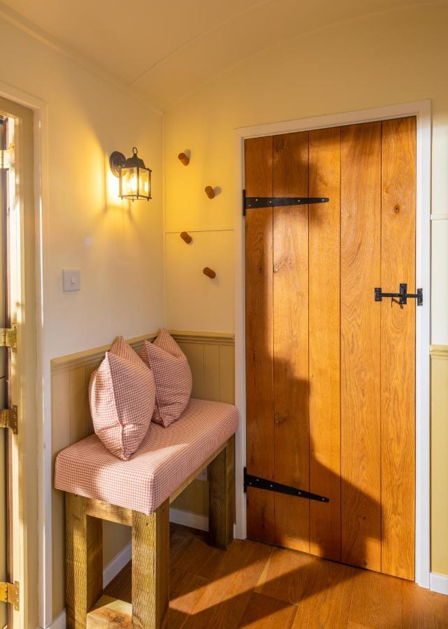 Hillside View Shepherds Hut - Ockeridge Rural Retreats Little Witley 외부 사진
