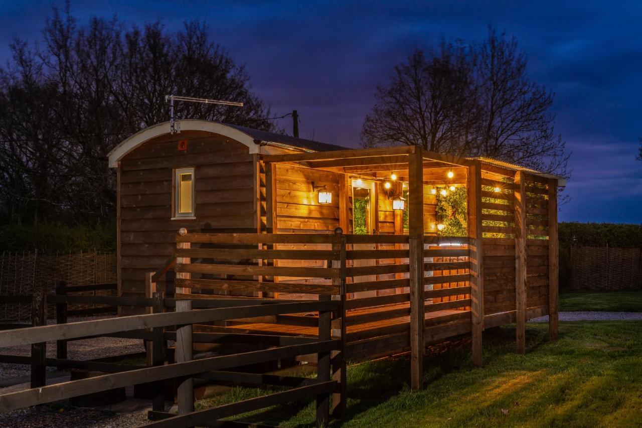 Hillside View Shepherds Hut - Ockeridge Rural Retreats Little Witley 외부 사진
