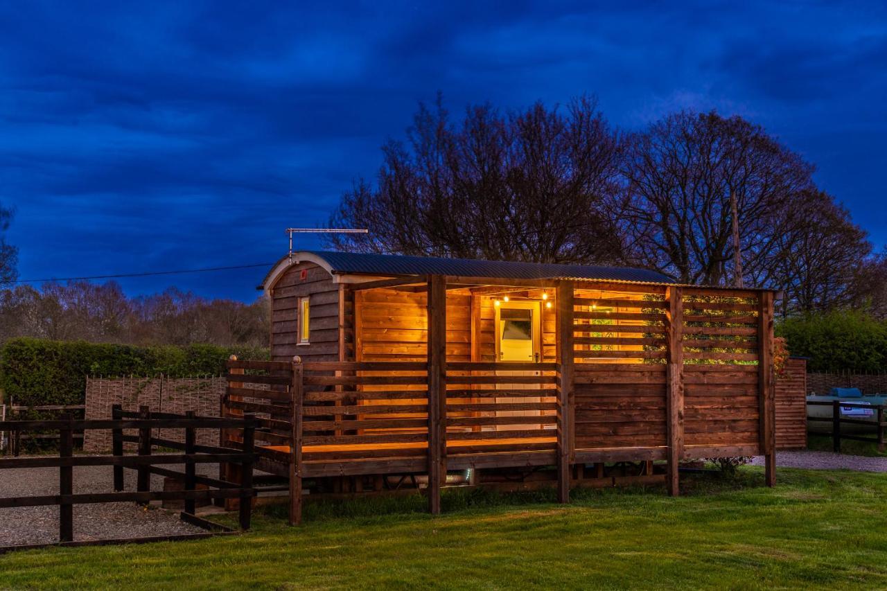 Hillside View Shepherds Hut - Ockeridge Rural Retreats Little Witley 외부 사진